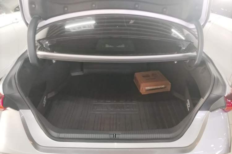 Used Toyota Avalon 2019 2.0L XLE Premium Edition China VI Trunk