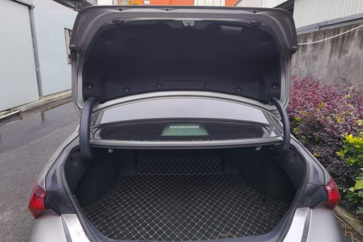 Used Toyota Avalon 2019 Dual-Engine 2.5L Luxury Edition China VI Standard Trunk