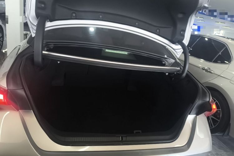 Used Toyota Avalon 2019 2.5L Touring Premium Version China VI Standard Trunk