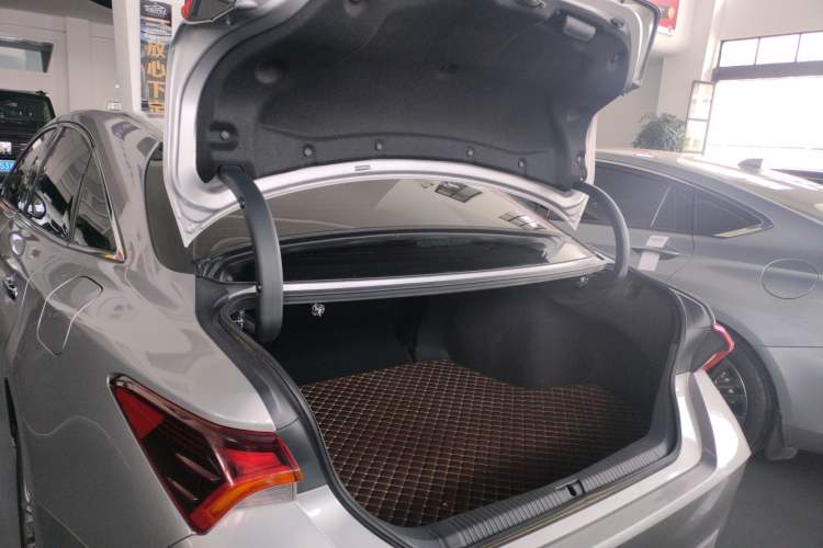 Used Toyota Avalon 2019 Dual-Engine 2.5L Luxury Edition China VI Standard Trunk
