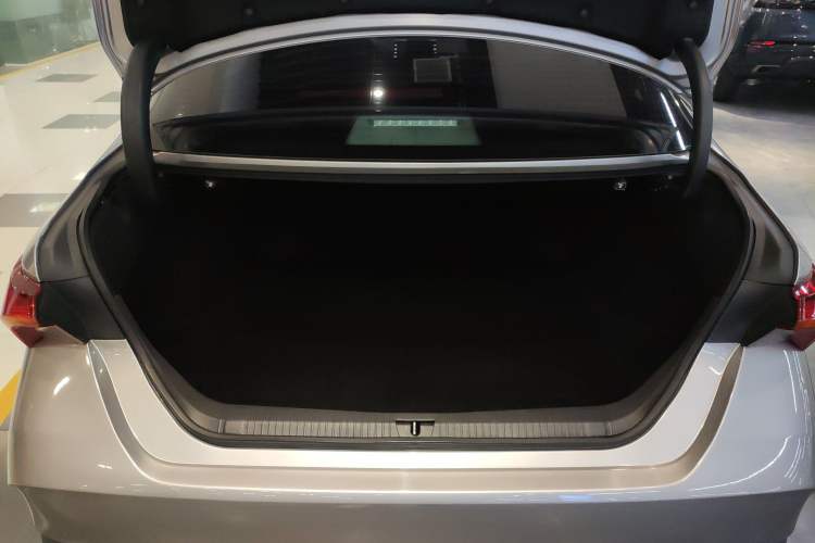 Used Toyota Avalon 2019 2.0L XLE Premium Edition China VI Trunk
