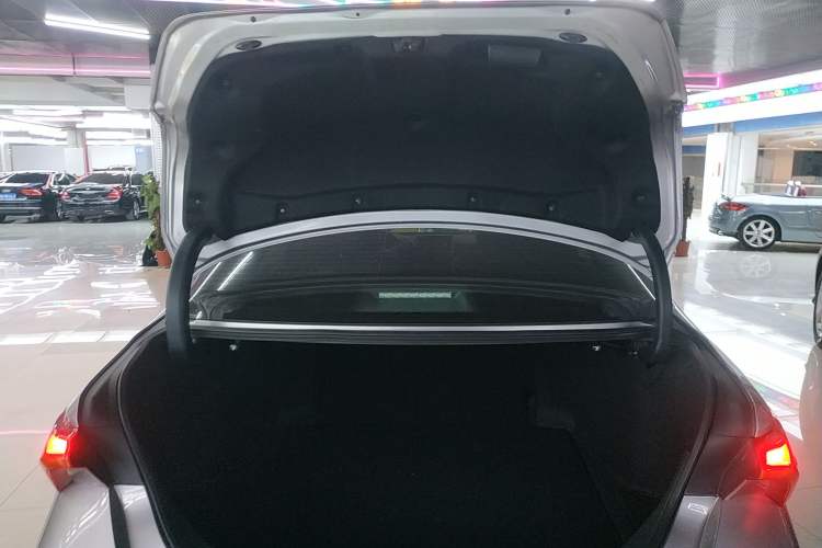 Used Toyota Avalon 2019 Dual-Engine 2.5L XLE Prestige Version China VI Standard Trunk