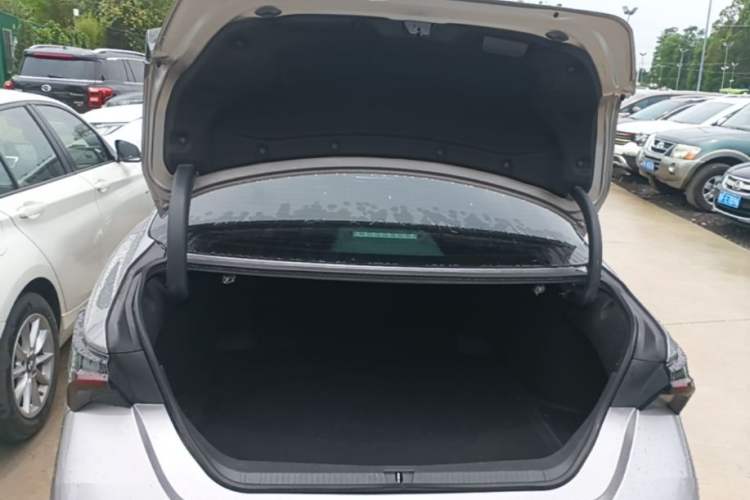 Used Toyota Avalon 2019 Dual-Engine 2.5L Luxury Edition China VI Standard Trunk