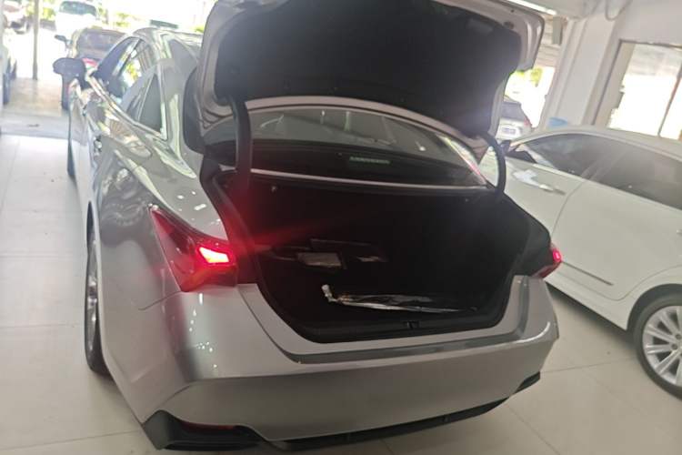 Used Toyota Avalon 2019 Dual-Engine 2.5L Luxury Edition China VI Standard Trunk