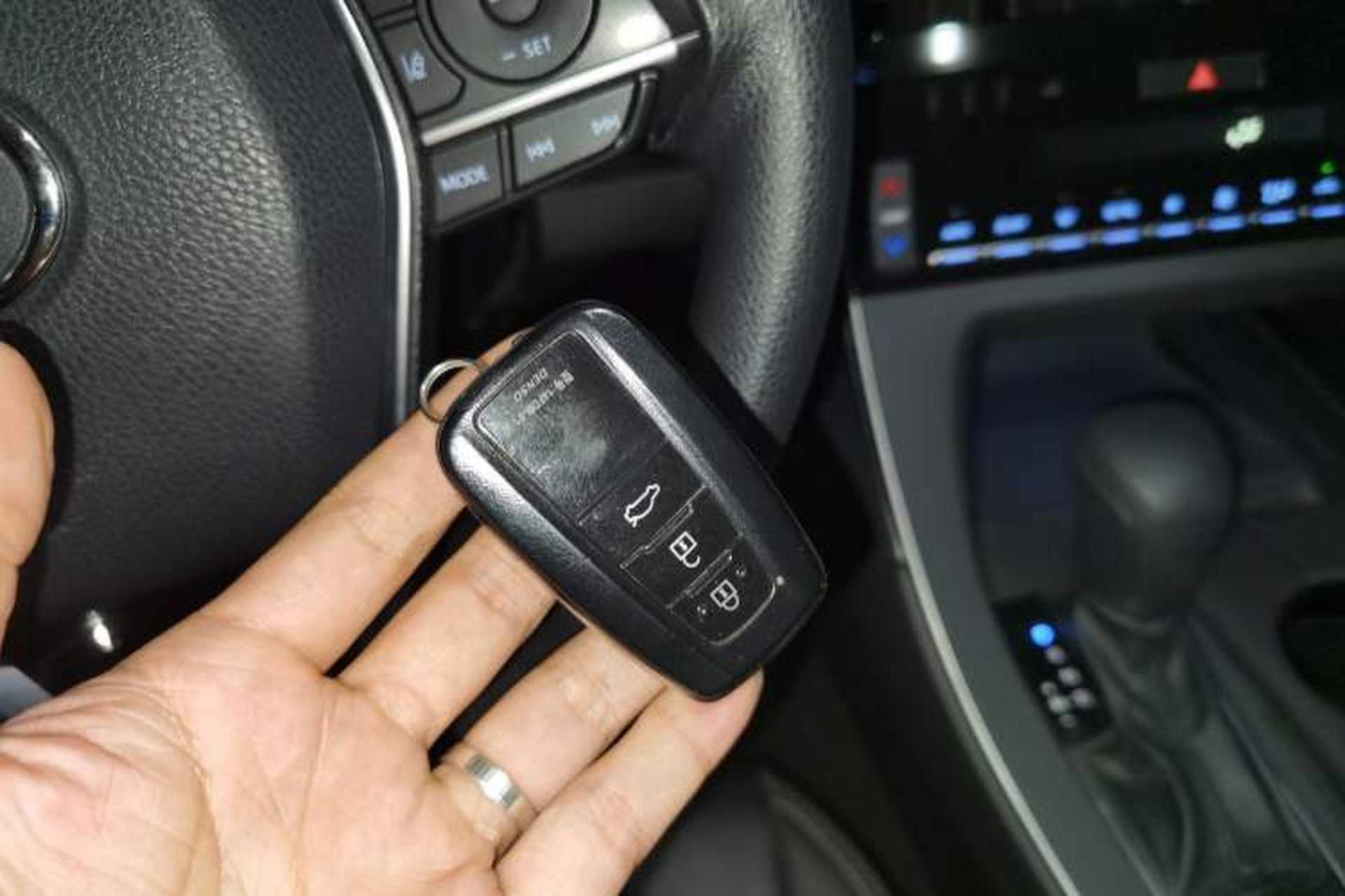 Used Toyota Avalon 2019 2.0L Ambition Edition China VI Vehicle Key