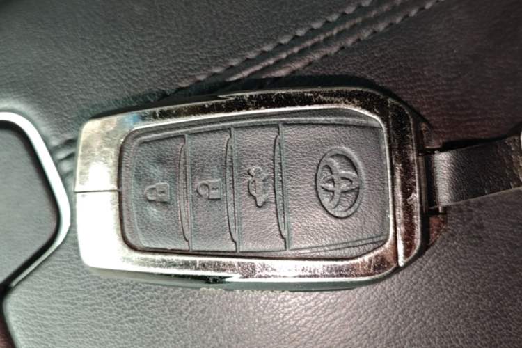 Used Toyota Avalon 2019 2.0L Luxury Edition China VI Standard Vehicle Key