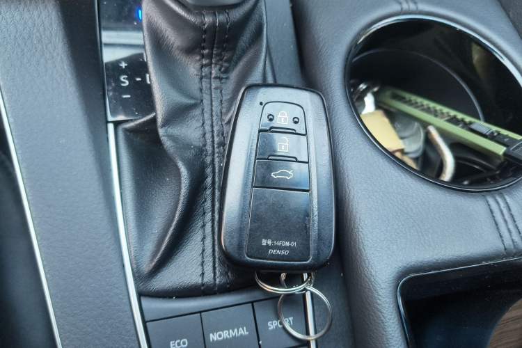 Used Toyota Avalon 2019 Dual-Engine 2.5L Luxury Edition China VI Standard Vehicle Key