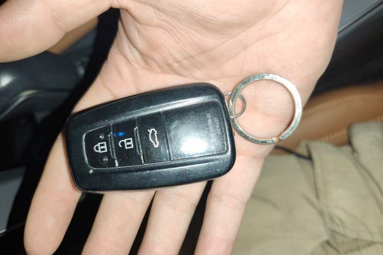 Used Toyota Avalon 2019 Dual-Engine 2.5L XLE Prestige Version China VI Standard Vehicle Key