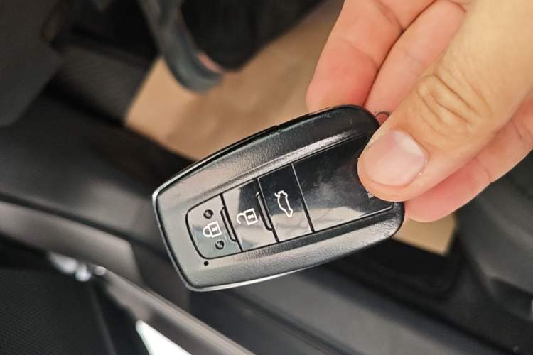 Used Toyota Avalon 2019 Dual-Engine 2.5L XLE Prestige Version China VI Standard Vehicle Key