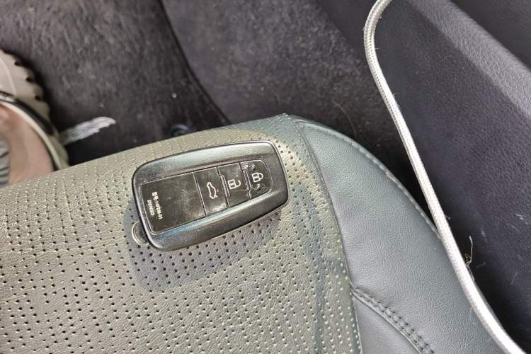 Used Toyota Avalon 2019 2.0L Luxury Edition China VI Standard Vehicle Key