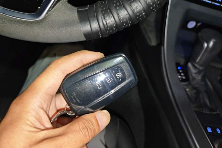 Used Toyota Avalon 2019 2.0L XLE Premium Edition China VI Vehicle Key