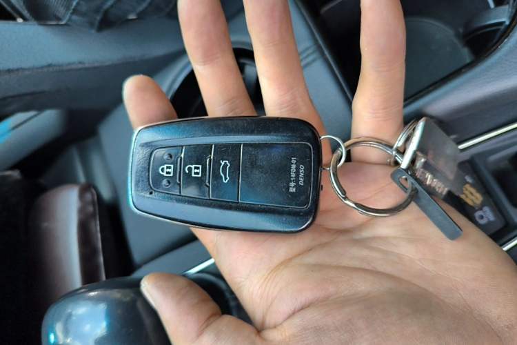 Used Toyota Avalon 2019 2.0L Luxury Edition China VI Standard Vehicle Key