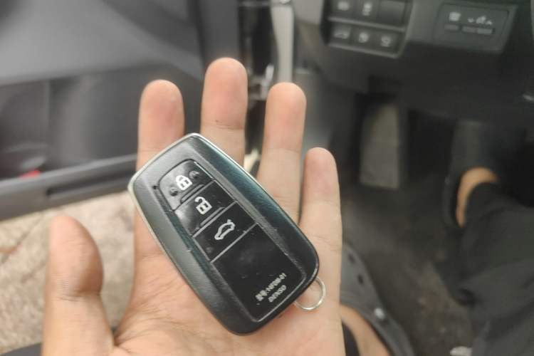 Used Toyota Avalon 2019 2.0L XLE Premium Edition China VI Vehicle Key