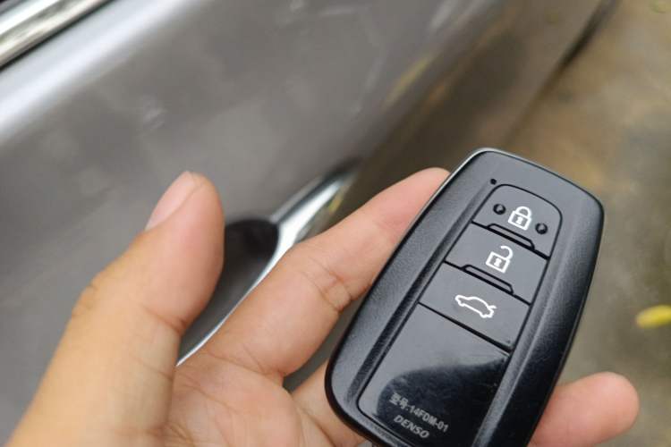 Used Toyota Avalon 2019 Dual-Engine 2.5L XLE Prestige Version China VI Standard Vehicle Key