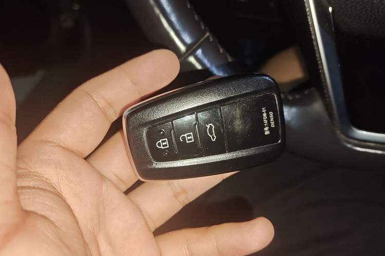 Used Toyota Avalon 2019 2.0L Luxury Edition China VI Standard Vehicle Key