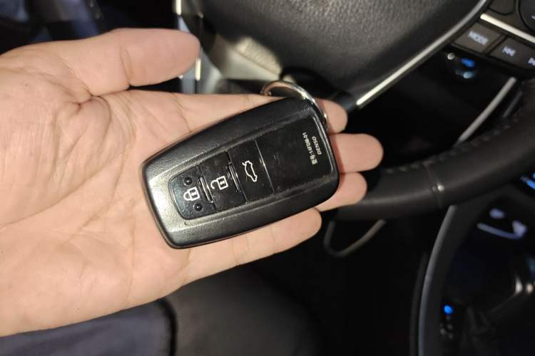 Used Toyota Avalon 2019 2.0L XLE Premium Edition China VI Vehicle Key
