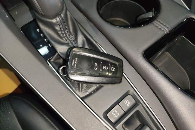 Used Toyota Avalon 2019 2.0L XLE Premium Edition China VI Vehicle Key