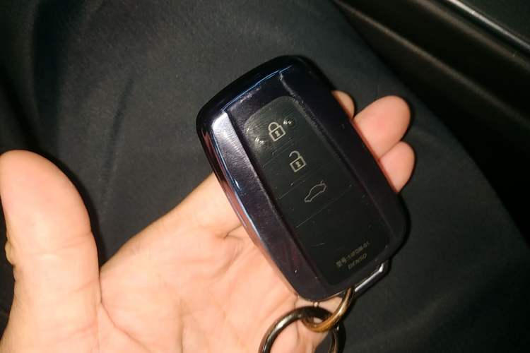 Used Toyota Avalon 2019 Dual-Engine 2.5L XLE Prestige Version China VI Standard Vehicle Key