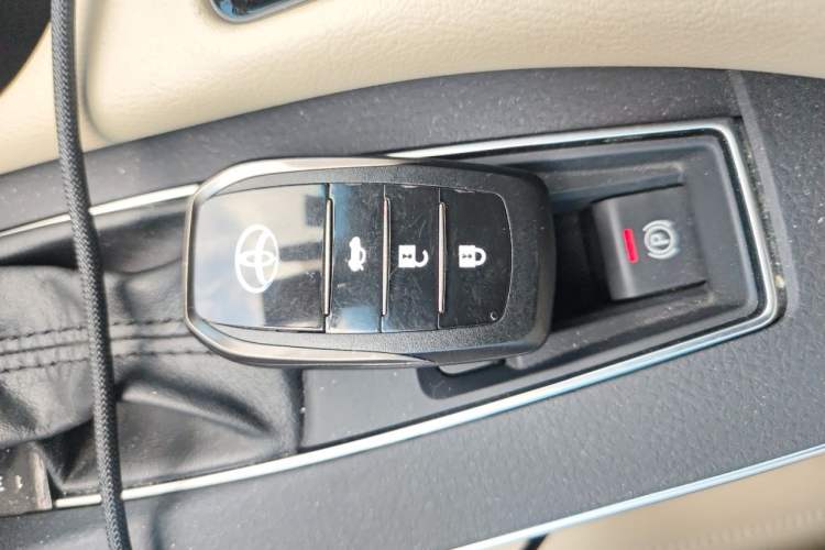 Used Toyota Avalon 2019 2.0L Luxury Edition China VI Standard Vehicle Key