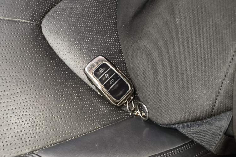 Used Toyota Avalon 2019 2.0L XLE Premium Edition China VI Vehicle Key