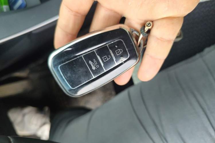 Used Toyota Avalon 2019 2.0L XLE Premium Edition China VI Vehicle Key