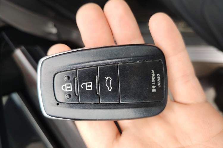 Used Toyota Avalon 2019 2.0L Ambition Edition China VI Vehicle Key