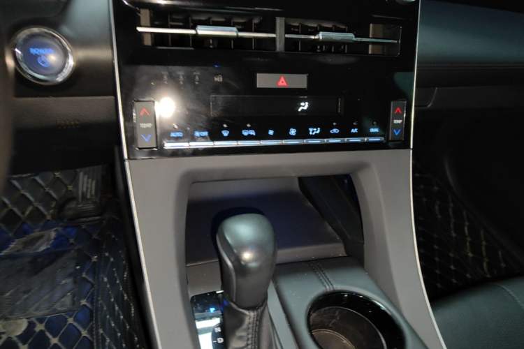 Used Toyota Avalon 2019 Dual-Engine 2.5L Luxury Edition China VI Standard Audio And AC Panel
