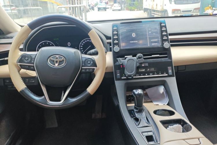 Used Toyota Avalon 2019 2.0L XLE Premium Edition China VI Center Console