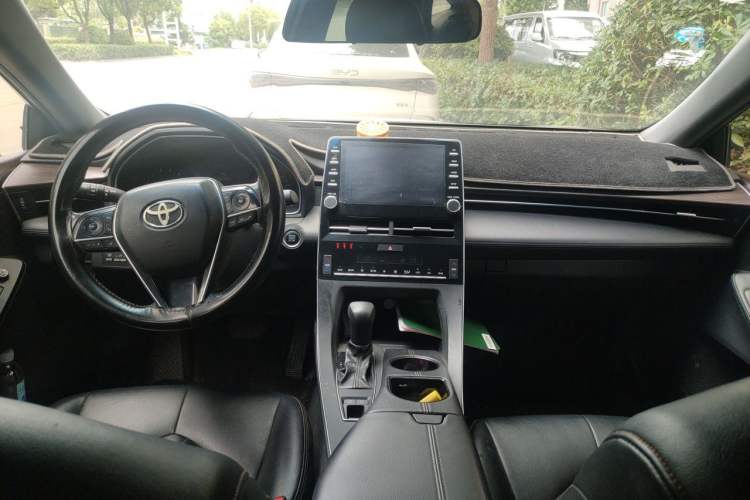 Used Toyota Avalon 2019 2.0L Ambition Edition China VI Center Console