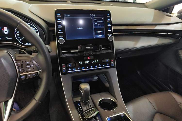 Used Toyota Avalon 2019 2.5L Touring Premium Version China VI Standard Center Console