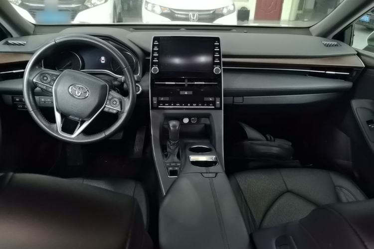 Used Toyota Avalon 2019 2.5L Touring Premium Version China VI Standard Center Console