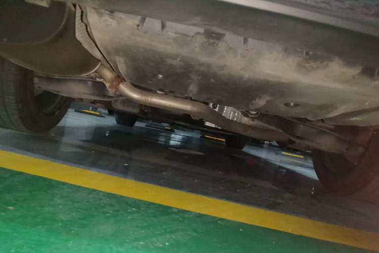 Used Toyota Avalon 2019 Dual-Engine 2.5L Limited Flagship Edition China VI Standard Chassis Rear