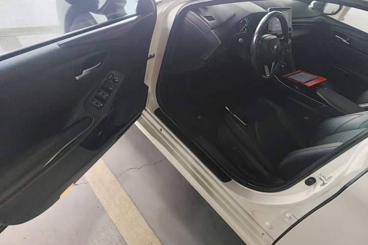 Used Toyota Avalon 2019 Dual-Engine 2.5L Luxury Edition China VI Standard Driver Seat