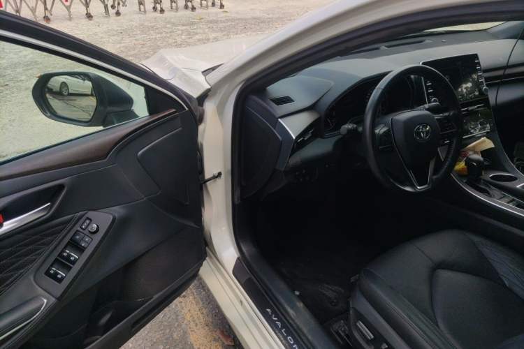 Used Toyota Avalon 2019 2.5L Touring Premium Version China VI Standard Driver Seat