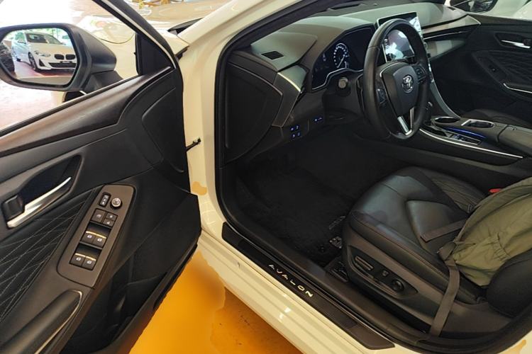 Used Toyota Avalon 2019 2.5L Touring Premium Version China VI Standard Driver Seat
