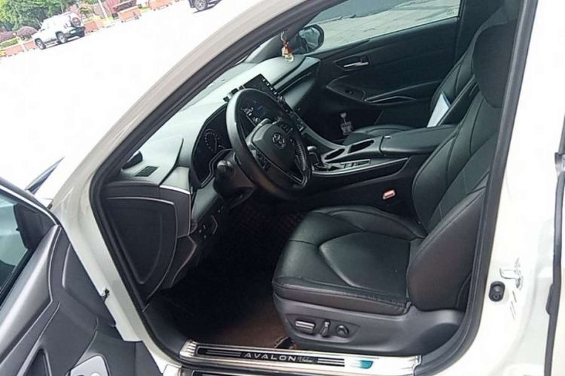 Used Toyota Avalon 2019 Dual-Engine 2.5L Luxury Edition China VI Standard Driver Seat
