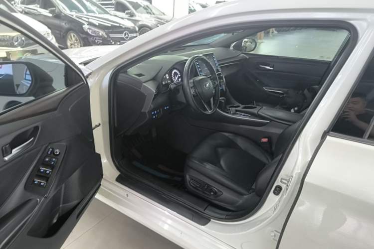 Used Toyota Avalon 2019 2.0L Luxury Edition China VI Standard Driver Seat