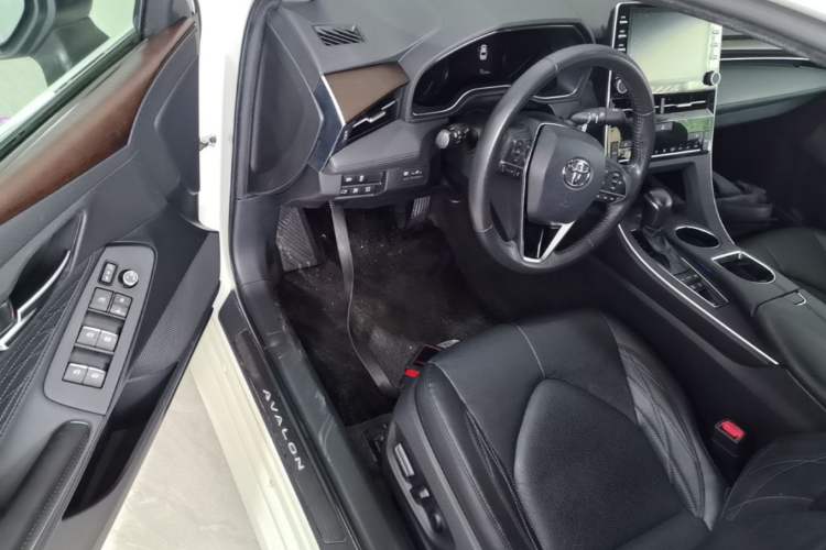 Used Toyota Avalon 2019 2.5L Touring Premium Version China VI Standard Driver Seat