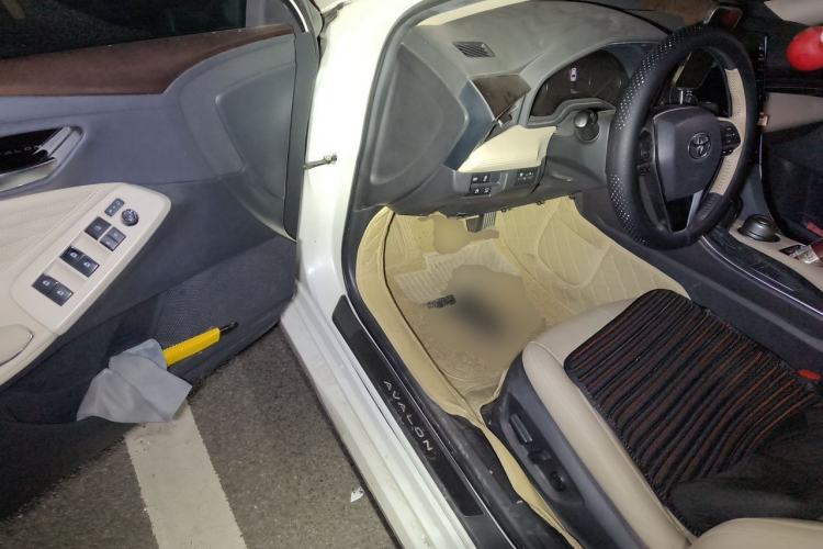 Used Toyota Avalon 2019 2.5L Touring Premium Version China VI Standard Driver Seat