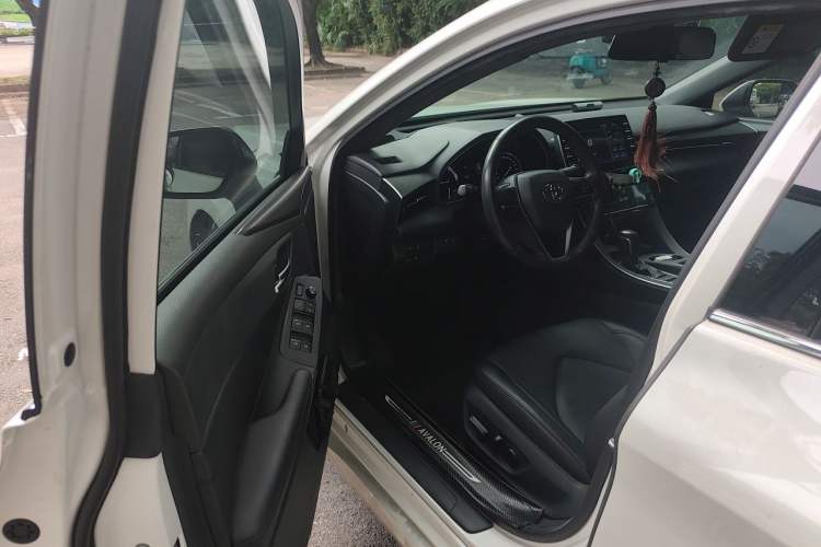 Used Toyota Avalon 2019 Dual-Engine 2.5L Luxury Edition China VI Standard Driver Seat