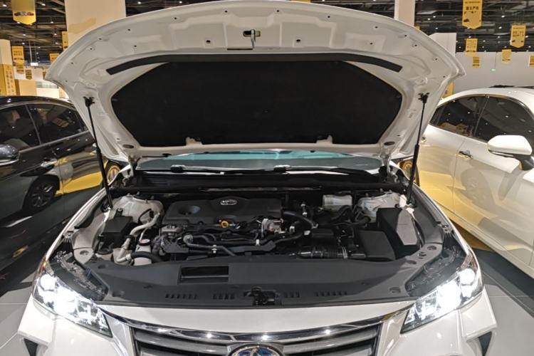 Used Toyota Avalon 2019 Dual-Engine 2.5L Luxury Edition China VI Standard Engine Bay