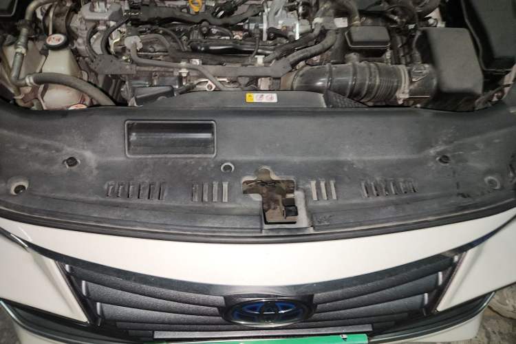 Used Toyota Avalon 2019 Dual-Engine 2.5L Limited Flagship Edition China VI Standard Engine Bay