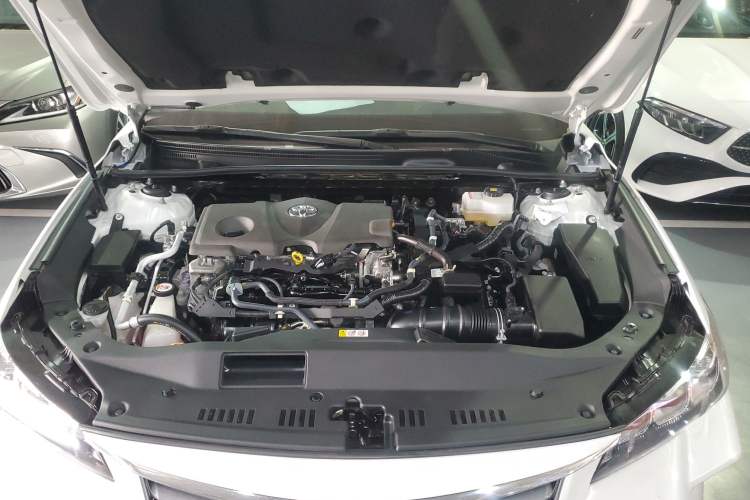 Used Toyota Avalon 2019 Dual-Engine 2.5L XLE Prestige Version China VI Standard Engine Bay
