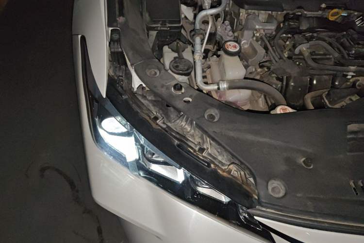 Used Toyota Avalon 2019 Dual-Engine 2.5L XLE Prestige Version China VI Standard Engine Bay Right