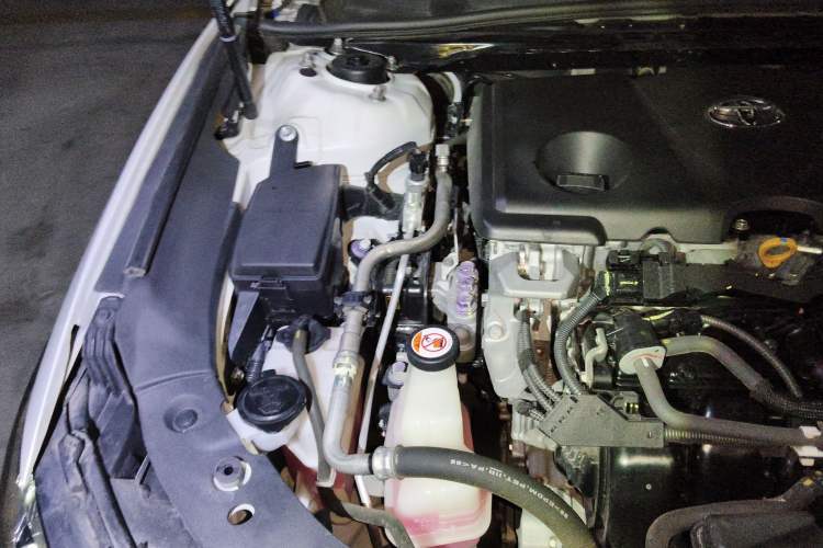 Used Toyota Avalon 2019 Dual-Engine 2.5L Luxury Edition China VI Standard Engine Bay Right