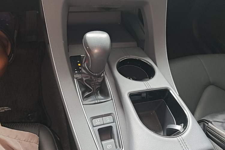 Used Toyota Avalon 2019 2.0L XLE Premium Edition China VI Gear Lever