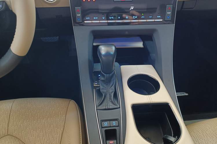 Used Toyota Avalon 2019 2.0L XLE Premium Edition China VI Gear Lever