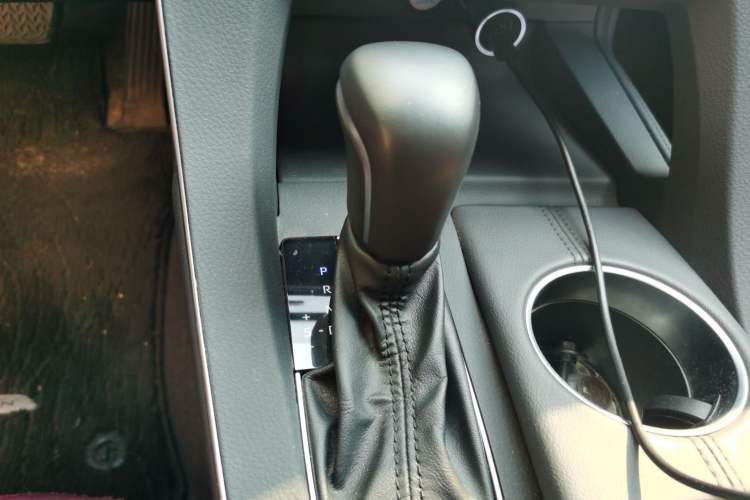 Used Toyota Avalon 2019 Dual-Engine 2.5L XLE Prestige Version China VI Standard Gear Lever