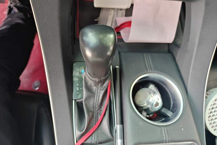 Used Toyota Avalon 2019 Dual-Engine 2.5L XLE Prestige Version China VI Standard Gear Lever