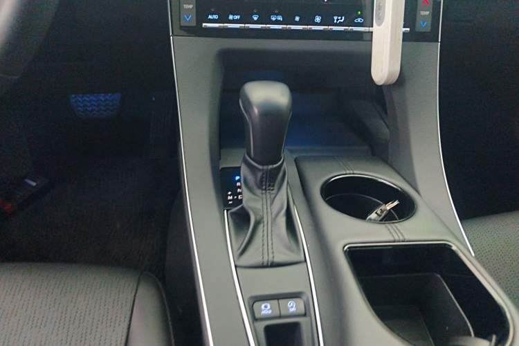 Used Toyota Avalon 2019 2.0L Luxury Edition China VI Standard Gear Lever